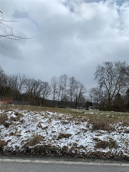 2nd image of 914 Main St