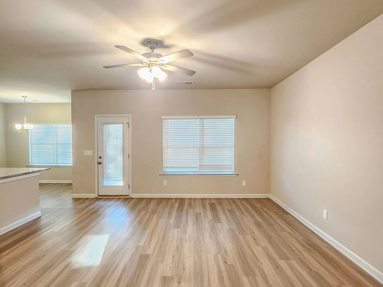 3 bed, 2.5 bath, 1800 sqft, $2,140 — Photo 3