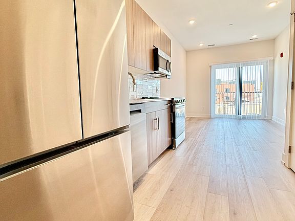 3rd image of 128 W Girard Ave #2O2