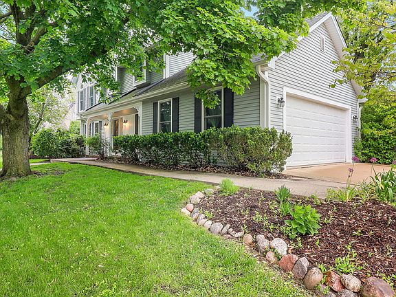 2nd image of 2465 Larchmont Ln