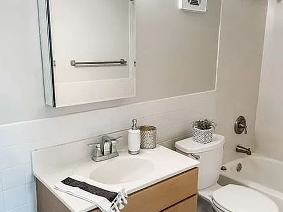 5th image of 7055 Hampton Ave #102