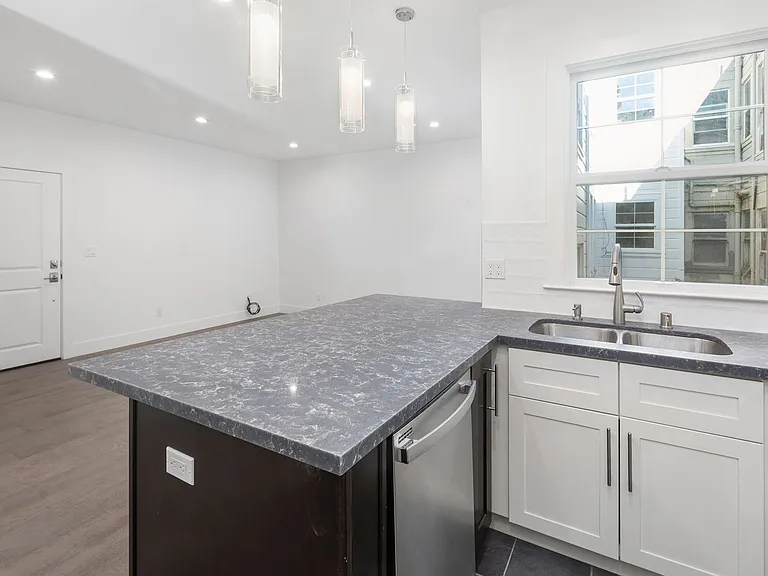 1555 Oak St #850R — Photo 6