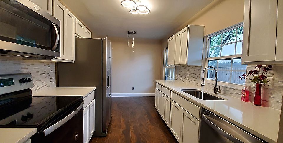 New kitchen w/ ss appliances