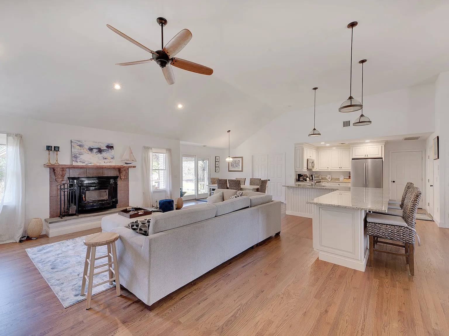 3 Bedroom, 2 Bath Home with Heated Inground Pool Near Beach — Photo 4