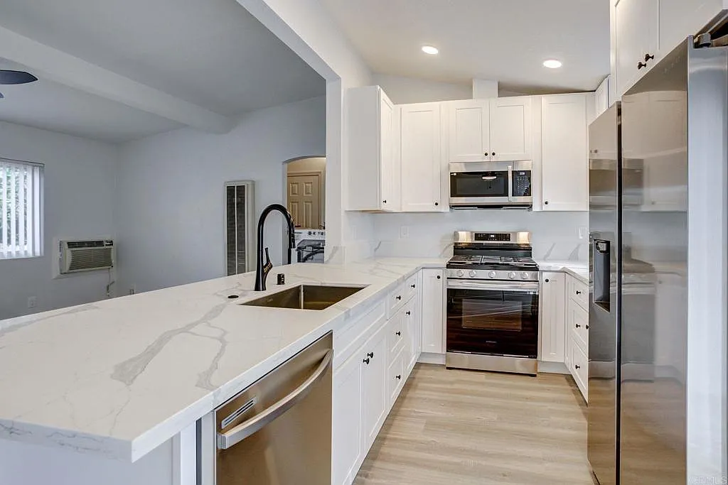 2 bed, 870 sqft, $2,499 — Photo 2