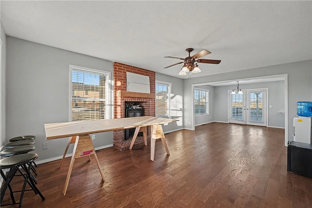 4 bed, 2.5 bath, 2348 sqft, $2,590 — Photo 3