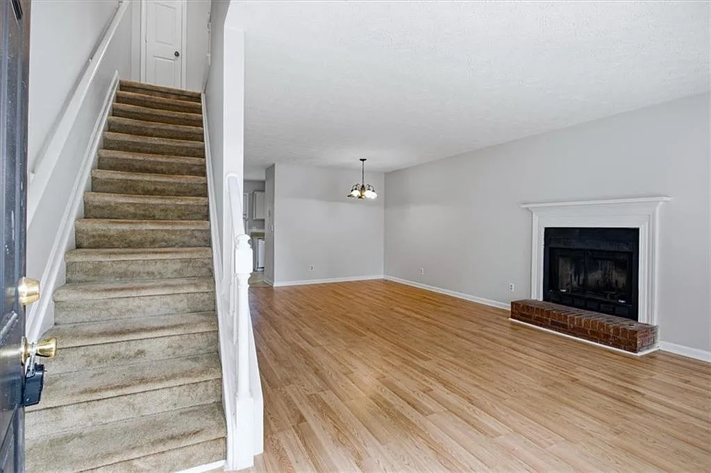 2 bed, 2.5 bath, 6831 sqft, $1,600 — Photo 3