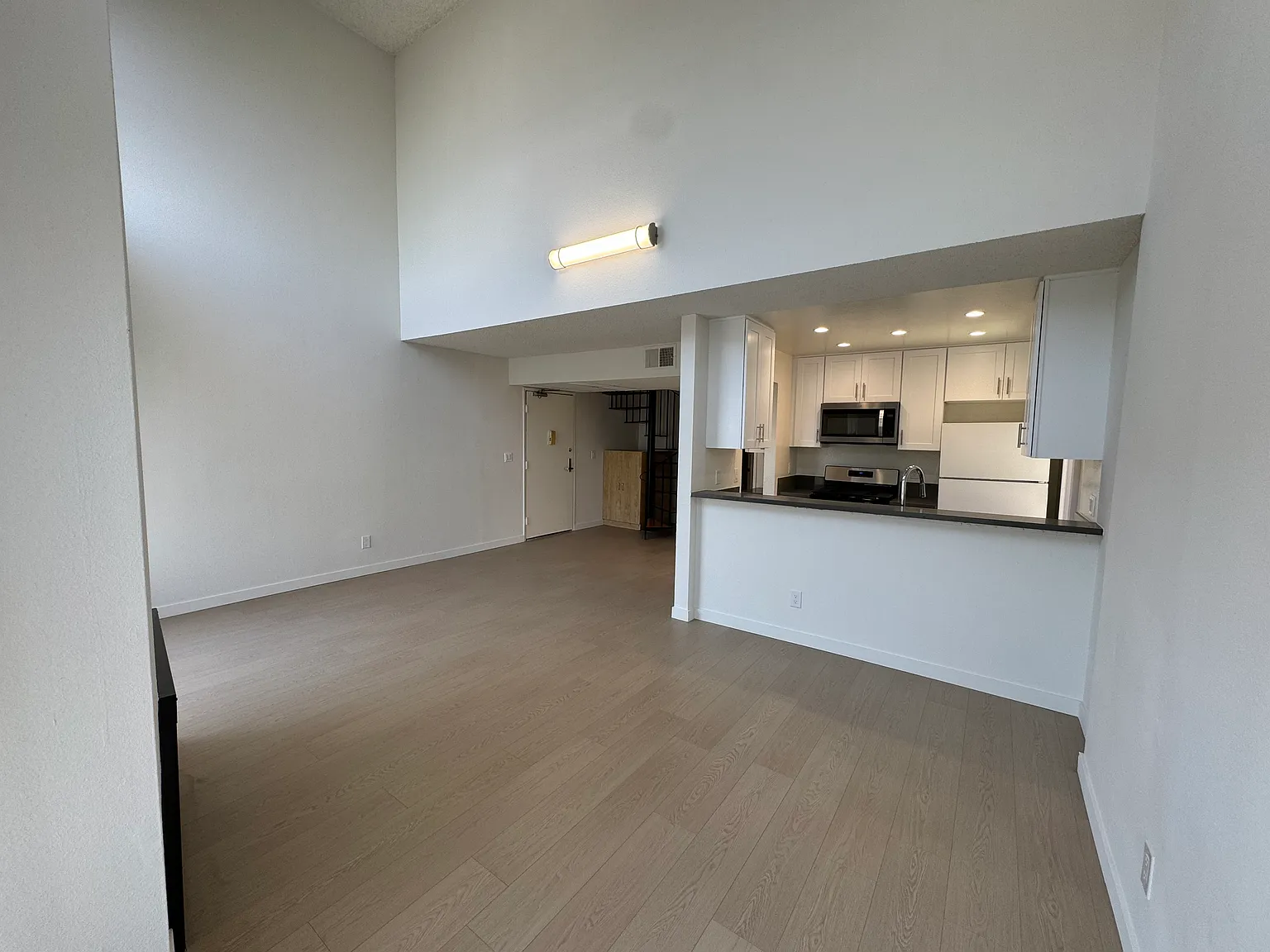 2 bed, 1050 sqft, $3,295 — Photo 3