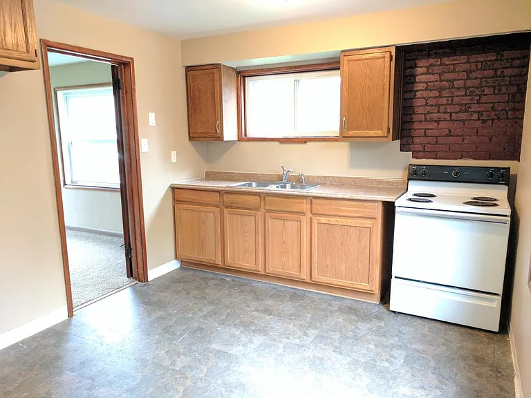 1040 Broadway St E — Photo 2