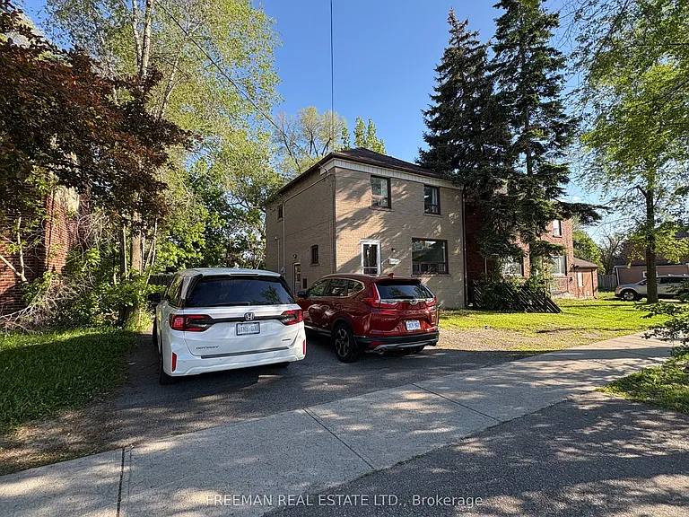 535 Lawrence Ave W — Photo 2