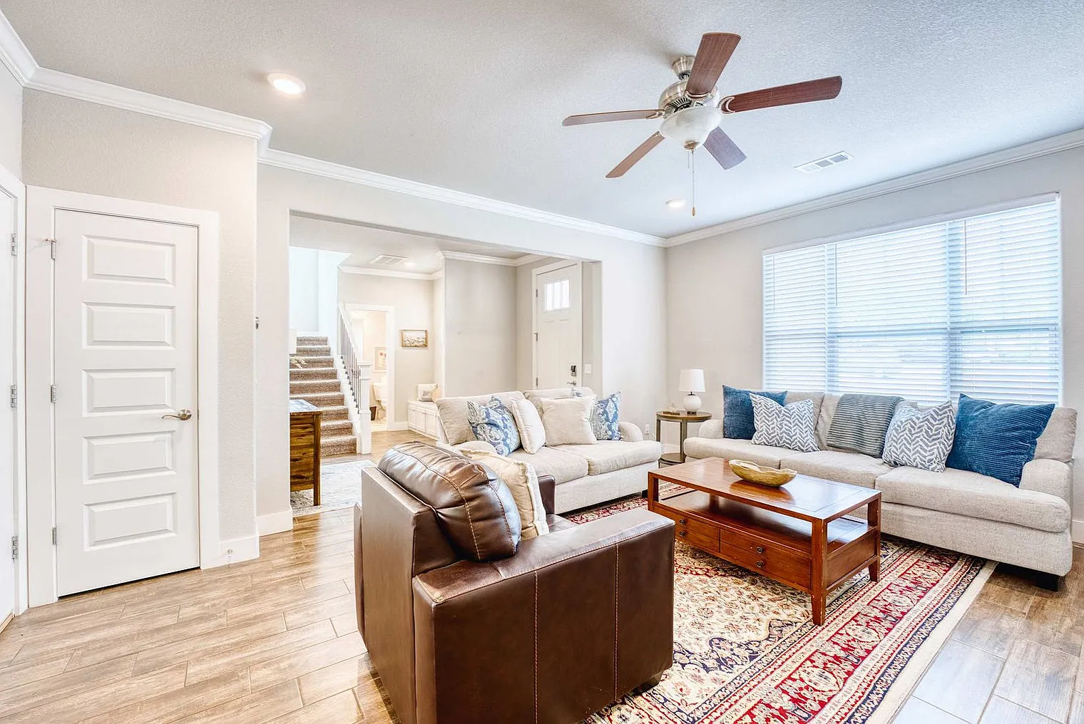 6 bed, 6.0 bath, 2615 sqft, $9,580 — Photo 4