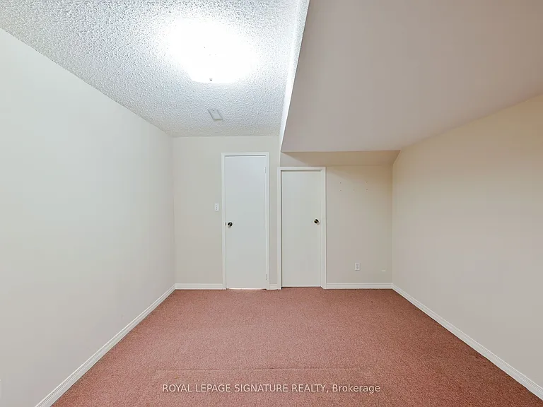 556 Farwell Cres #LOWER — Photo 25