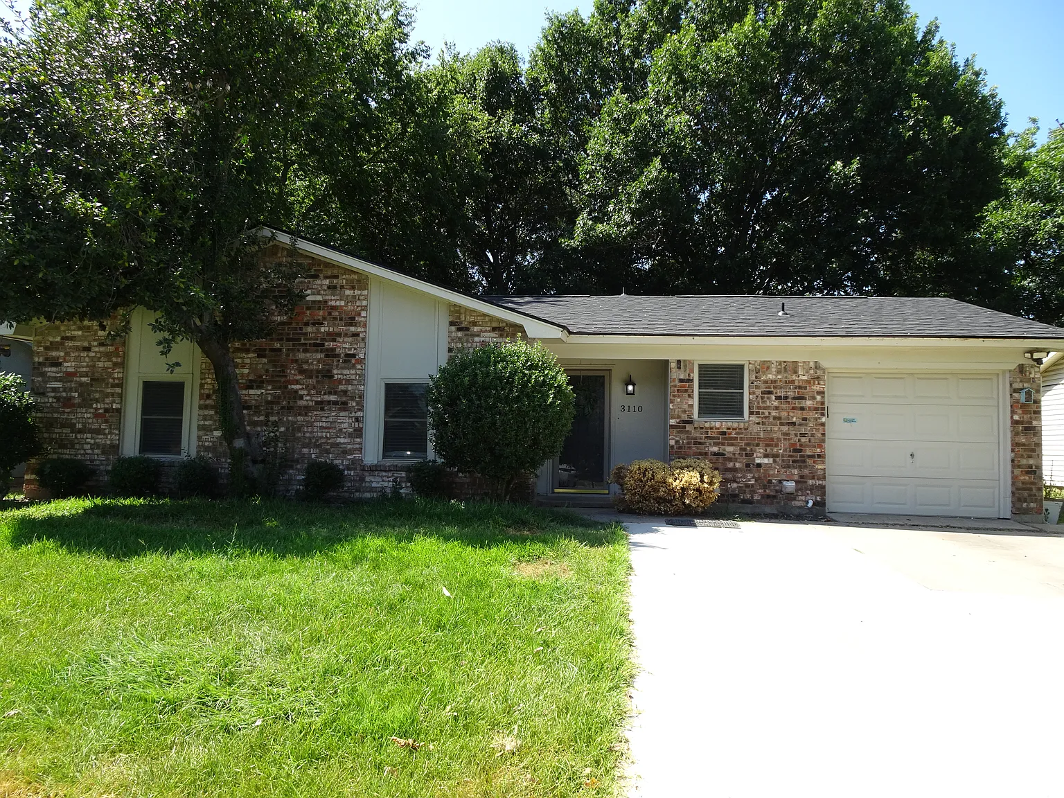 3 bed, 1.5 bath, 1043 sqft, $2,100 — Photo 2