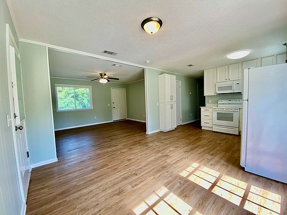 5th image of 109 Hemlock St