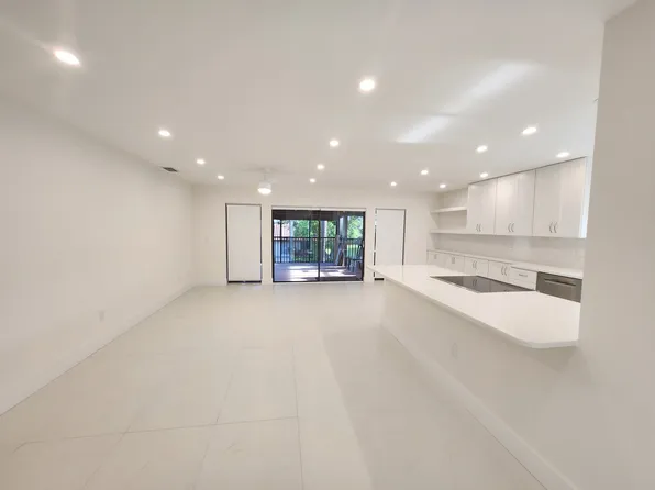 30 Pelican Pointe Dr APT 201, Delray Beach, FL 33483