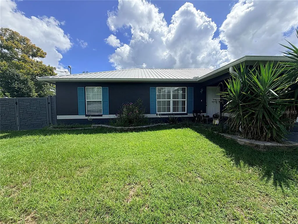 3 bed, 2.0 bath, 1433 sqft, $1,800 — Photo 1