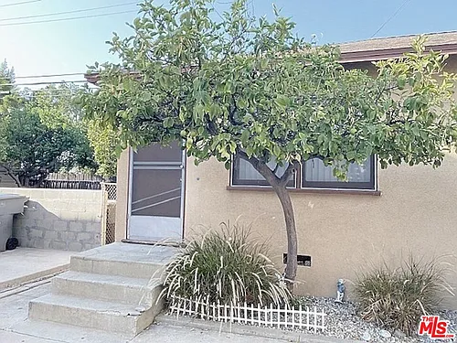 345 Burchett St Photo 1