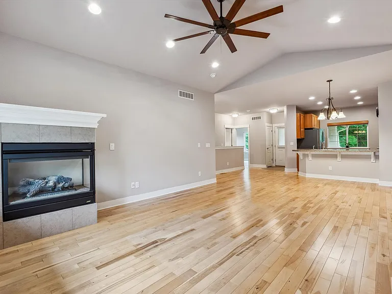 1038 Village Cir — Photo 4