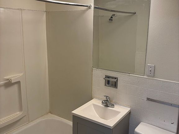 5th image of 19 California Dr APT 3