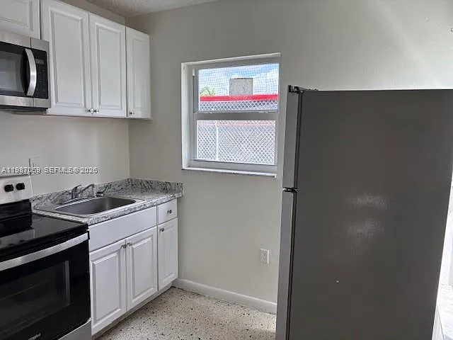 Building Photo - 828 SW 20th Ave #1