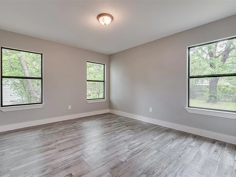 2124 Tisinger Ave — Photo 13