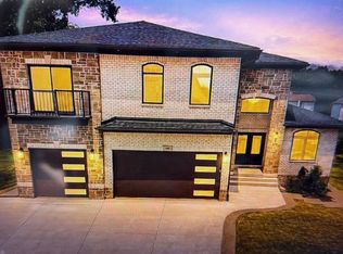 1683 Delta Dr, Troy, MI 48085