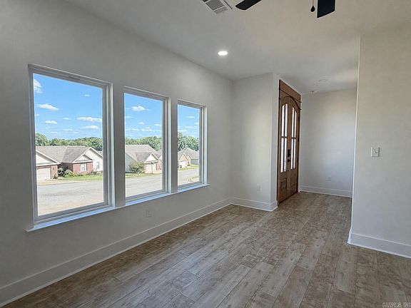 4th image of 1015 Clinton Ct