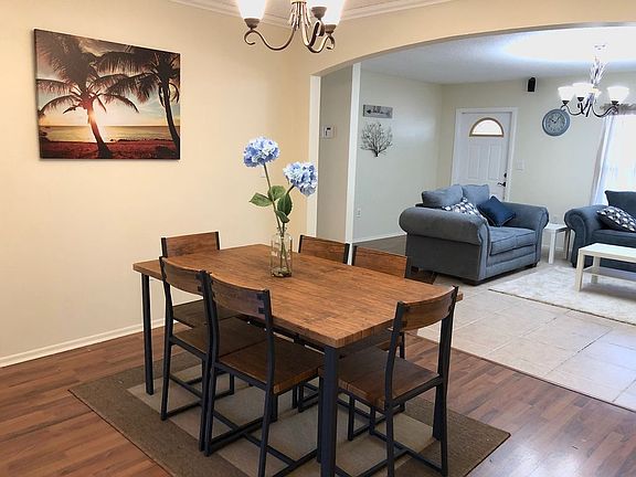 4th image of 828 Queen Palm Ln
