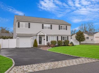 39 Gwendolyn Pl, East Islip, NY 11730