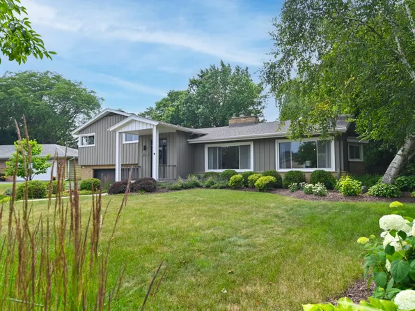 8887 North Malibu DRIVE, Bayside, WI 53217