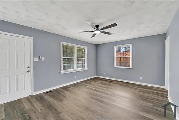 203 N Plymouth Rd NW — Photo 23