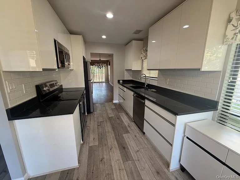 31 Stanford Ct — Photo 2