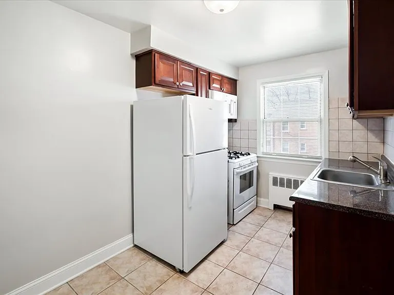 Ridge Gardens Apartments — Photo 14