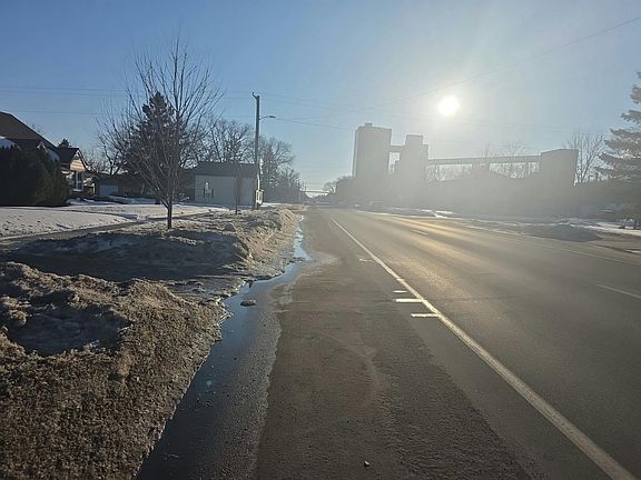 4th image of 422 1st Ave N