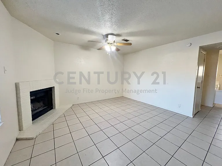 929 W Hickory St #A-14 — Photo 3