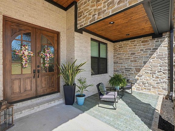3rd image of 2940 Orchard View Dr