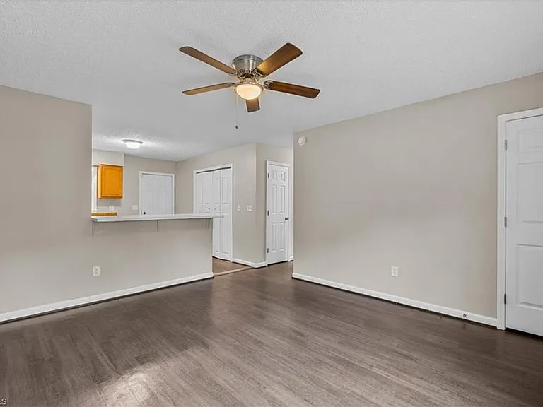 1307 Pearson St — Photo 5