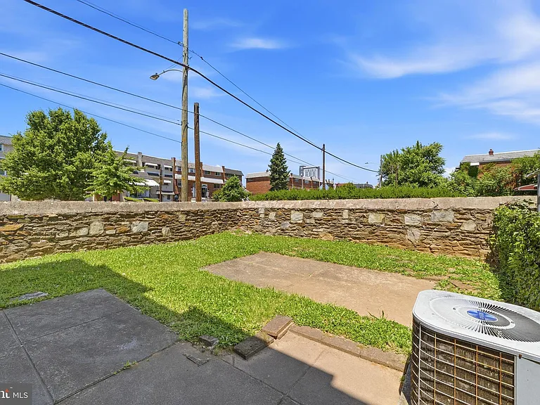 1135 W Thompson St — Photo 22
