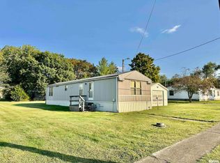 527 S Washington St SW, Clay City, IL 62824