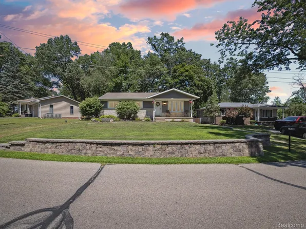 1480 Tellico St, Wolverine Lake, MI 48390