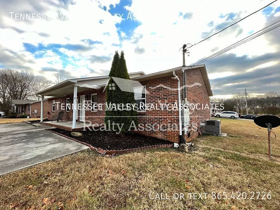 Move In Ready! 2 Bed/1 Bath Duplex In The Heart Of Lenoir City! — Photo 2
