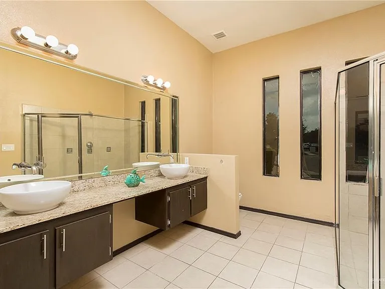 2037 S 45th St — Photo 16
