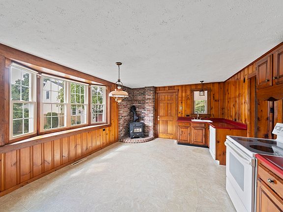 5th image of 109 W Water St