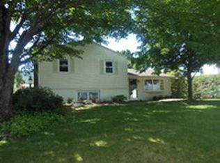 8 Gross Ln, Easthampton, MA 01027