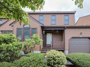 21 Hawthorne Vlg APT B, Franklin, MA 02038