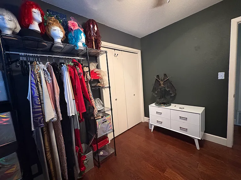 Middle bedroom or office space