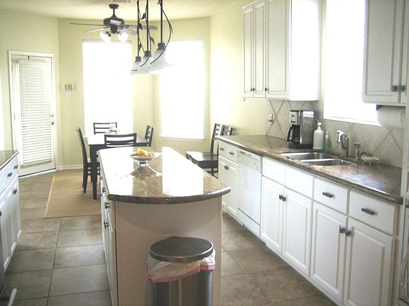 Amazing granite coutertops in the kitchen.