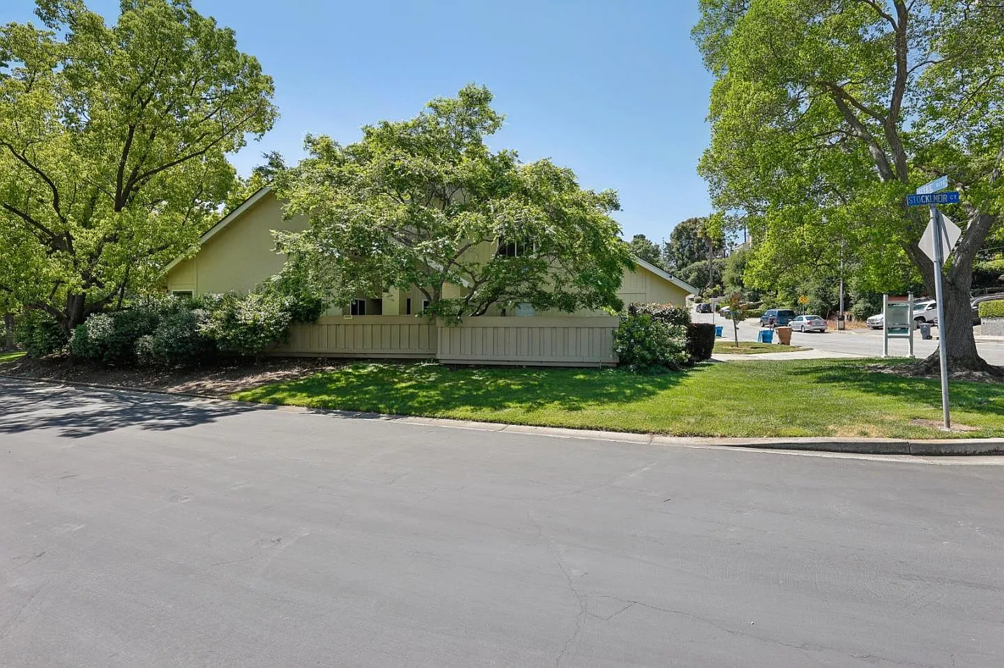 10060 Scenic Blvd photo 1