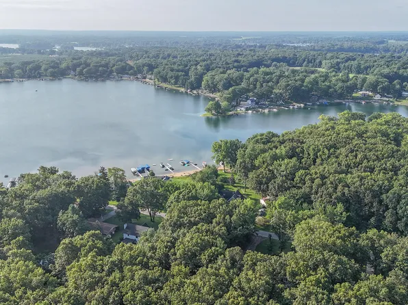67176 Lakeshore Dr, Dowagiac, MI 49047