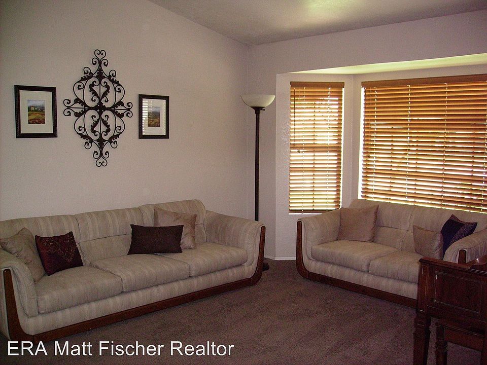 2nd image of 831 W 36th Pl